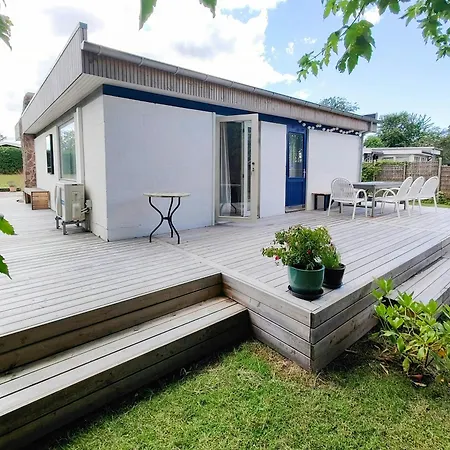 Vakantiehuis Idyllic Vintage Summer House Near Hasmark Beach *